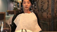 Tak hanya berpose cantik saja, Seol In Ah juga suka berpose lucu saat sedang makan. Seperti makan di sebuah restoran ini. Foto: Instagram @_seorina