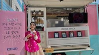Saat syuting drama, Seol In Ah sempat mendapatkan kiriman coffee truck dari penggemarnya. Ia terlihat senang dan mengabadikan momennya.Foto: Instagram @_seorina