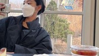 Seol In Ah juga suka kulineran di kafe cantik lho. Ia juga suka berpose di sana sambil menikmati makanan. Seperti momennya satu ini. Foto: Instagram @_seorina