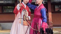 Begini kedekatan Seol In Ah dengan pemeran ratu dalam drama Mr. Queen yaitu Shin Hye Sun. Saat itu mereka sedang beradegan main panah. Foto: Instagram @_seorina