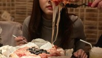 Pizza jadi salah satu makanan favoritnya. Begini posenya saat melihat pizza dengan topping keju mozarella yang mulur. Foto: Instagram @_seorina