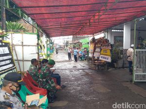 Karangan Bunga Berjejer di Rumah Duka Kapten Afwan, Dirut Sriwijaya Tiba