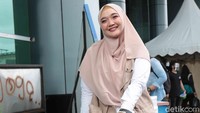 Begini penampilan terbaru Sulis. (Foto: Noel/detikcom) 