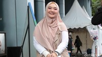 Baru-baru ini, Sulis tampil mengisi acara TV di kawasan TransMedia. (Foto: Noel/detikcom) 