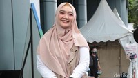 Tak pernah bergeser dari image sejak kecil, Sulis konsisten merilis lagu-lagu religi. (Foto: Noel/detikcom) 