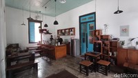 Ada pula yang mengenalnya sebagai toko kain batik. Namun dari sekian banyak sebutan terhadap bangunan itu, sebutan yang paling banyak dikenal warga adalah Toko Dudu. Berdasarkan cerita keluarganya, mengatakan bangunan ini sempat dijadikan markas tentara penjajah Belanda. Tietiek Kartiyamah lahir pada tahun 1938 di rumah itu. Sehingga berasumsi bangunan ini sudah berdiri sekitar tahun 1900.