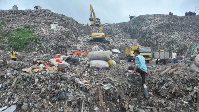 Sejumlah alat berat beroperasi di lokasi Tempat Pembuangan Akhir (TPA) Sukawinatan Palembang, Sumatera Selatan, Sabtu (30/1/2021). Pemerintah Kota Palembang berencana memindahkan pembuangan sampah TPA Karya Jaya karena TPA Sukawinatan sudah over kapasitas. ANTARA FOTO/Feny Selly/wsj.