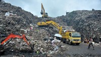 Sejumlah alat berat beroperasi di lokasi Tempat Pembuangan Akhir (TPA) Sukawinatan Palembang, Sumatera Selatan, Sabtu (30/1/2021). 