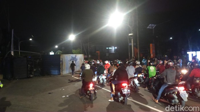 Truk kontainer bermuatan keramik bernopol L 9543 BJ terguling di Jalan Mastrip, Surabaya. Truk terguling melintang hingga menyebabkan kemacetan.
