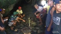 Prosesi adat Manggarai, teing tuak di depan mulut goa