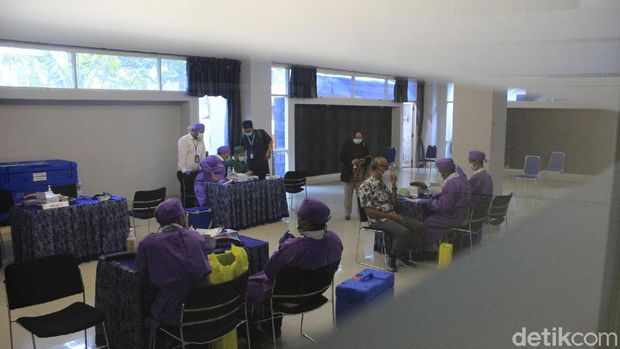 Vaksinasi Nakes di Jabar