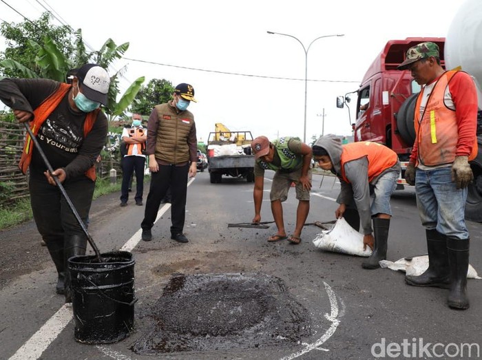 Wagub Emil Gercep Tanggapi Jalan Rusak yang Ditanami Pohon Pisang di Jombang