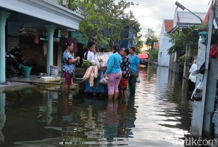 Warga Desa Di Lamongan Ini Hidup dalam Banjir