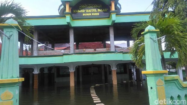 Warga Desa Di Lamongan Ini Hidup dalam Banjir