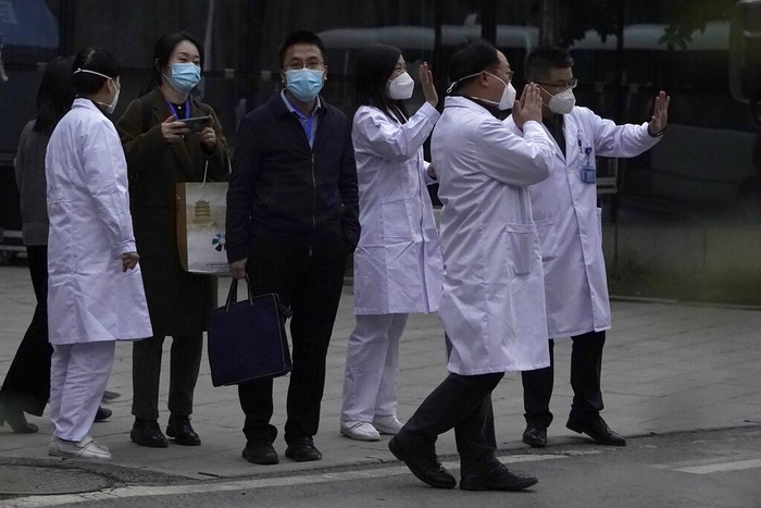 Tim Organisasi Kesehatan Dunia (WHO) mulai menyelidiki asal-usul COVID-19 di China. Mereka menyisir laboratorium, pasar, dan rumah sakit di Wuhan.