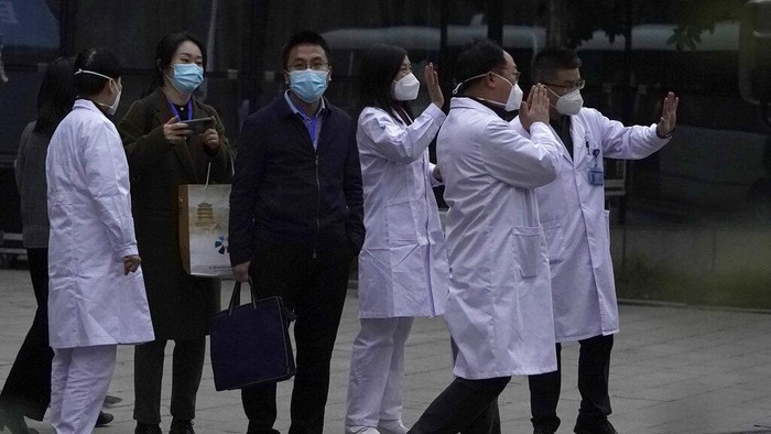 WHO Sisir Lab hingga Pasar saat Selidiki Asal-usul COVID-19 Tim Organisasi Kesehatan Dunia (WHO) mulai menyelidiki asal-usul COVID-19 di China. Mereka menyisir laboratorium, pasar, dan rumah sakit di Wuhan.