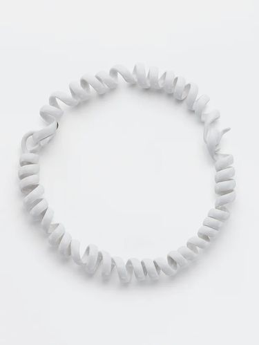 Aksesori Bottega Veneta berbentuk kabel telepon.