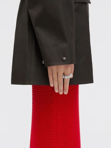 Aksesori Bottega Veneta berbentuk kabel telepon.