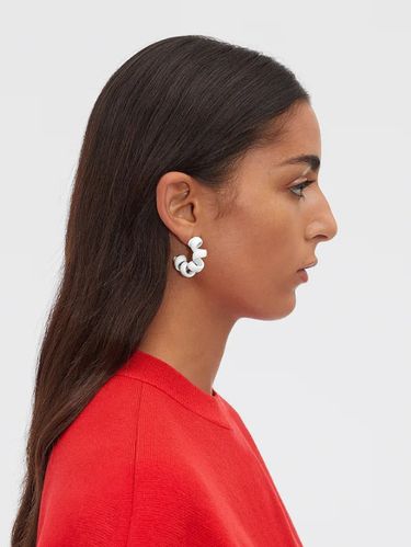 Aksesori Bottega Veneta berbentuk kabel telepon.