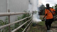 Hujan yang mengguyur kawasan Depok menjadi salah satu penyebab berkembangkan jentik nyamuk yang dapat mengakibatkan demam berdarah. Oleh karena itu, fogging pun dilakukan untuk mengantisipasi penyakit demam berdarah terlebih di masa pandemi COVID-19.