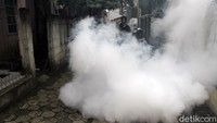 Fogging merupakan kegiatan rutin yang dilakukan oleh lingkungan RW 07 dalam upaya mengantisipasi demam berdarah.