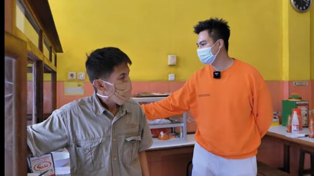 Baim Wong Cicip Bakso yang Viral dan Sepi Karena Dinilai Jelek Oleh Tiktoker