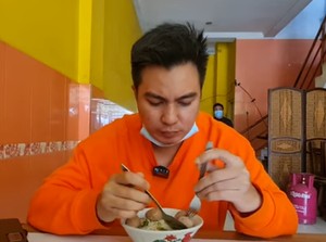 Baim Wong Cicip Bakso yang Viral dan Sepi Karena Dinilai Jelek Oleh Tiktoker
