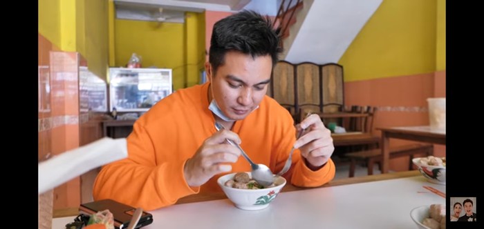 Baim Wong Cicip Bakso yang Viral dan Sepi Karena Dinilai Jelek Oleh Tiktoker Baim Wong Cicip Bakso yang Viral dan Sepi Karena Dinilai Jelek Oleh Tiktoker