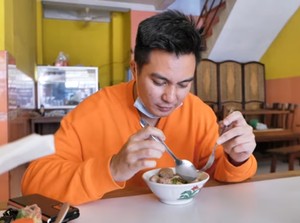 Baim Wong Cicip Bakso Tak Enak hingga Tips Hemat Makan di Angkringan