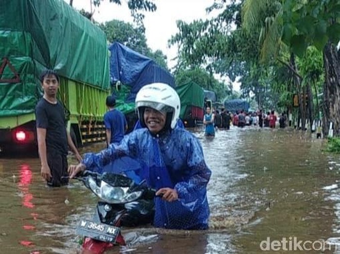Desa Sidodadi, Kecamatan Wongsorejo, Banyuwangi diterjang banjir. Banjir merendam persawahan, perumahan hingga jalur menuju pantura atau arah ke Situbondo.