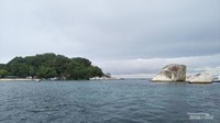 Salah satu pulau yang bisa kam nikmati dari atas kapal.
