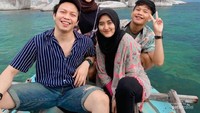 Salah satu kondisi awan dan laut saat musim hujan di belitung yang ditutupi dengan warna gelap.