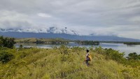 Situs Yomokho merupakan situs hunian prasejarah di tepi Danau Sentani bagian barat. Temuan pecahan gerabah, kapak batu, dan alat tokok sagu, menunjukkan bahwa pada masa lalu, manusia yang tinggal di Situs Yomokho mengolah dan mengkonsumsi sagu. (Hari Suroto/Istimewa)
