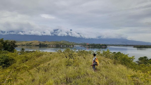 Situs Yomokho merupakan situs hunian prasejarah di tepi Danau Sentani bagian barat. Temuan pecahan gerabah, kapak batu, dan alat tokok sagu, menunjukkan bahwa pada masa lalu, manusia yang tinggal di Situs Yomokho mengolah dan mengkonsumsi sagu. (Hari Suroto/Istimewa) Situs Yomokho merupakan situs hunian prasejarah di tepi Danau Sentani bagian barat. Temuan pecahan gerabah, kapak batu, dan alat tokok sagu, menunjukkan bahwa pada masa lalu, manusia yang tinggal di Situs Yomokho mengolah dan mengkonsumsi sagu. (Hari Suroto/Istimewa)