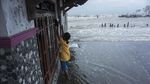 Cegah Abrasi, Warga Pekalongan Gotong Royong Bangun Tanggul Laut
