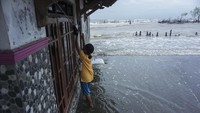 Tak sedikit rumah warga di kawasan tersebut terdampak abrasi.