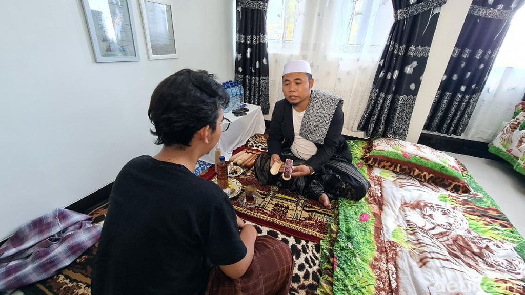 Melihat Kembali Praktik Reparasi Alat Vital Mak Erot di Sukabumi