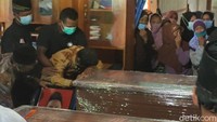 Isak tangis anggota keluarga pecah saat satu per satu peti jenazah diusung masuk ke rumah. Ayah korban, Wagiyo, tampak menangis sambil memeluk satu per satu peti jenazah anaknya.
