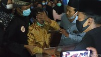 Prosesi dilanjutkan dengan salat jenazah oleh puluhan pelayat yang hadir.  