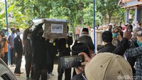Diiringi lantunan tahlil, sekitar pukul 13.00 WIB kedua jenazah diberangkatkan ke TPU Dukuh Tengaran untuk dimakamkan.