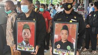 Di TPU yang berjarak sekitar 200 meter dari rumah duka, kedua korban dimakamkan dengan posisi liang lahad berdampingan. Kepala Desa Katelan, Kunto Cahyono mengatakan, keluarga mendapatkan kepastian pemulangan jenazah kedua korban kemarin. Proses pemulangan kedua jenazah menggunakan jalur udara dan darat. 