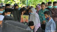 Sebelumnya diberitakan, Suyanto dan Riyanto merupakan kakak beradik asal Sragen, Jawa Tengah, yang turut menjadi penumpang pesawat Sriwijaya Air SJ182 yang jatuh di perairan Kepulauan Seribu, Sabtu (9/1). Usai menunggu selama 20 hari, keluarga baru mendapatkan kepastian identifikasi keduanya, Jumat (19/1).