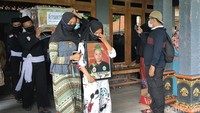 Duka menyelimuti prosesi pemakaman jenazah Suyanto (40) dan Riyanto (32), kakak beradik asal Sragen, Jawa Tengah, korban jatuhnya pesawat Sriwijaya Air SJ182, Sragen, Jawa Tengah, Minggu (31/1/2021).