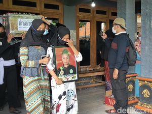 Duka Selimuti Pemakaman Kakak Beradik Korban Sriwijaya Air di Sragen