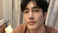 Di A Tale of Thousand Stars, Phupha terlibat kisah romansa dengan seorang guru yang ditempatkan di kawasan terpencil tersebut. (Foto: dok. Instagram @theearthe) 