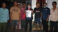 Warga Lampung sempat dihebohkan dengan bunyi dentuman. Terkait peristiwa itu, atap rumah warga di Lampung Selatan rusak akibat tertimpa batu meteorit.