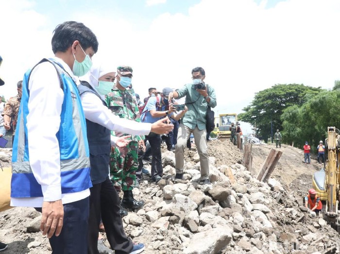 Gubernur Jatim Khofifah Indar Parawansa yang sempat melihat langsung proses perbaikan lajur yang longsor, berharap 8 Februari lajur tersebut bisa beroperasi normal.