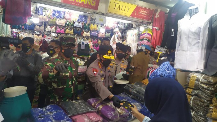 Kapolri dan Panglima TNI bagikan masker ke pedagang Pasar Tanah Abang (Foto: Luqman/detikcom)
