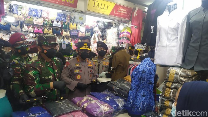 Kapolri dan Panglima TNI di Pasar Tanah Abang (Arun/detikcom)