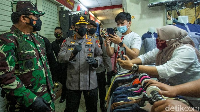 Kapolri Jenderal Listyo Sigit Prabowo-Panglima TNI Marsekal Hadi Tjahjanto kunjungi Pasar Tanah Abang. Mereka datang untuk tinjau penerapan protokol kesehatan.